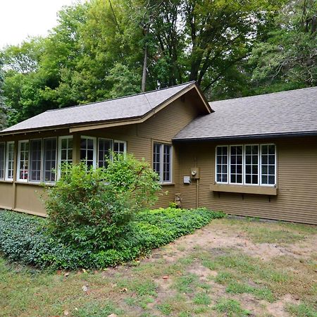 Charming 3 Bedroom - The Brown Cottage Is Located In Holland, Mi Exterior photo