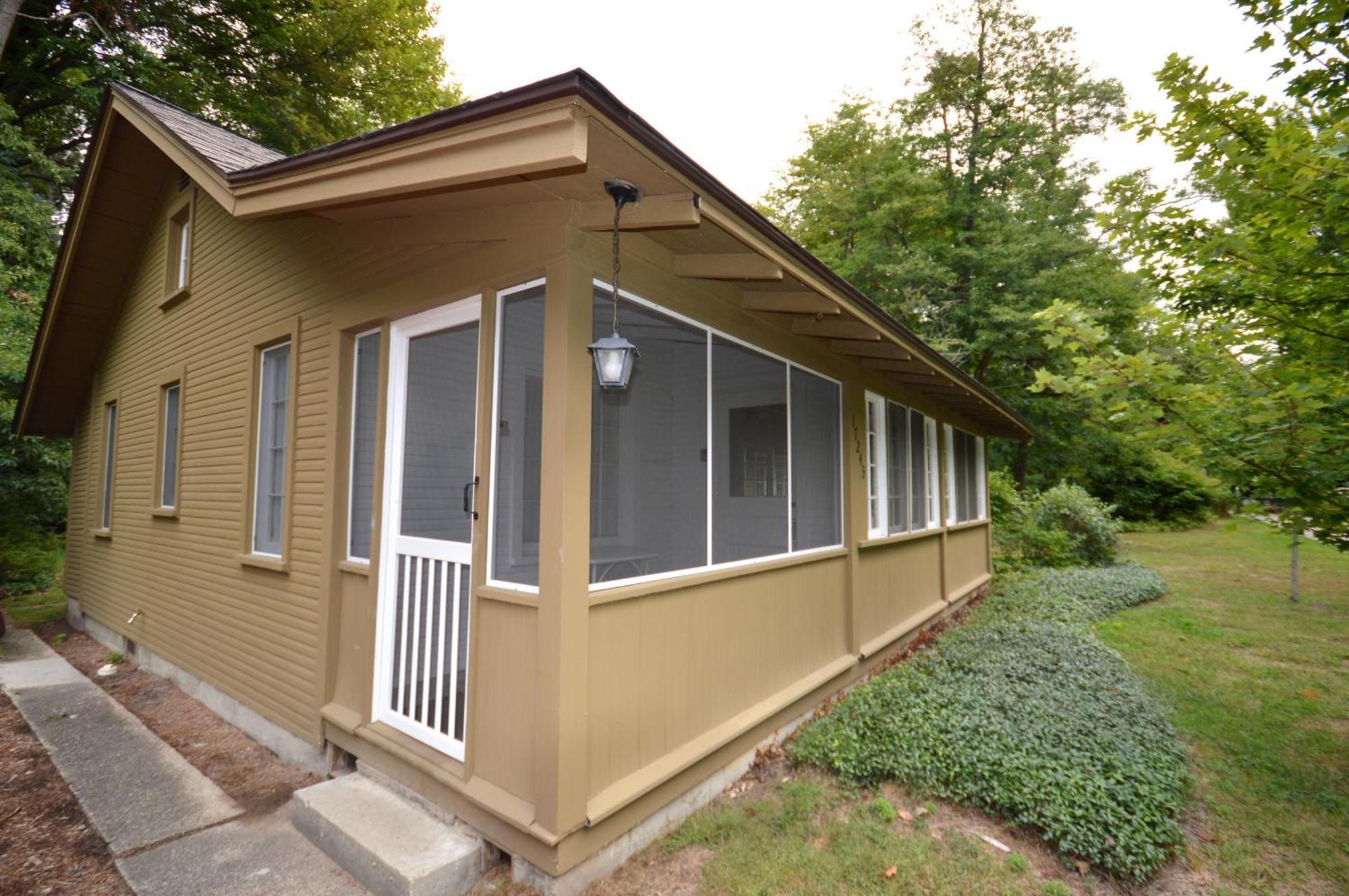 Charming 3 Bedroom - The Brown Cottage Is Located In Holland, Mi Exterior photo