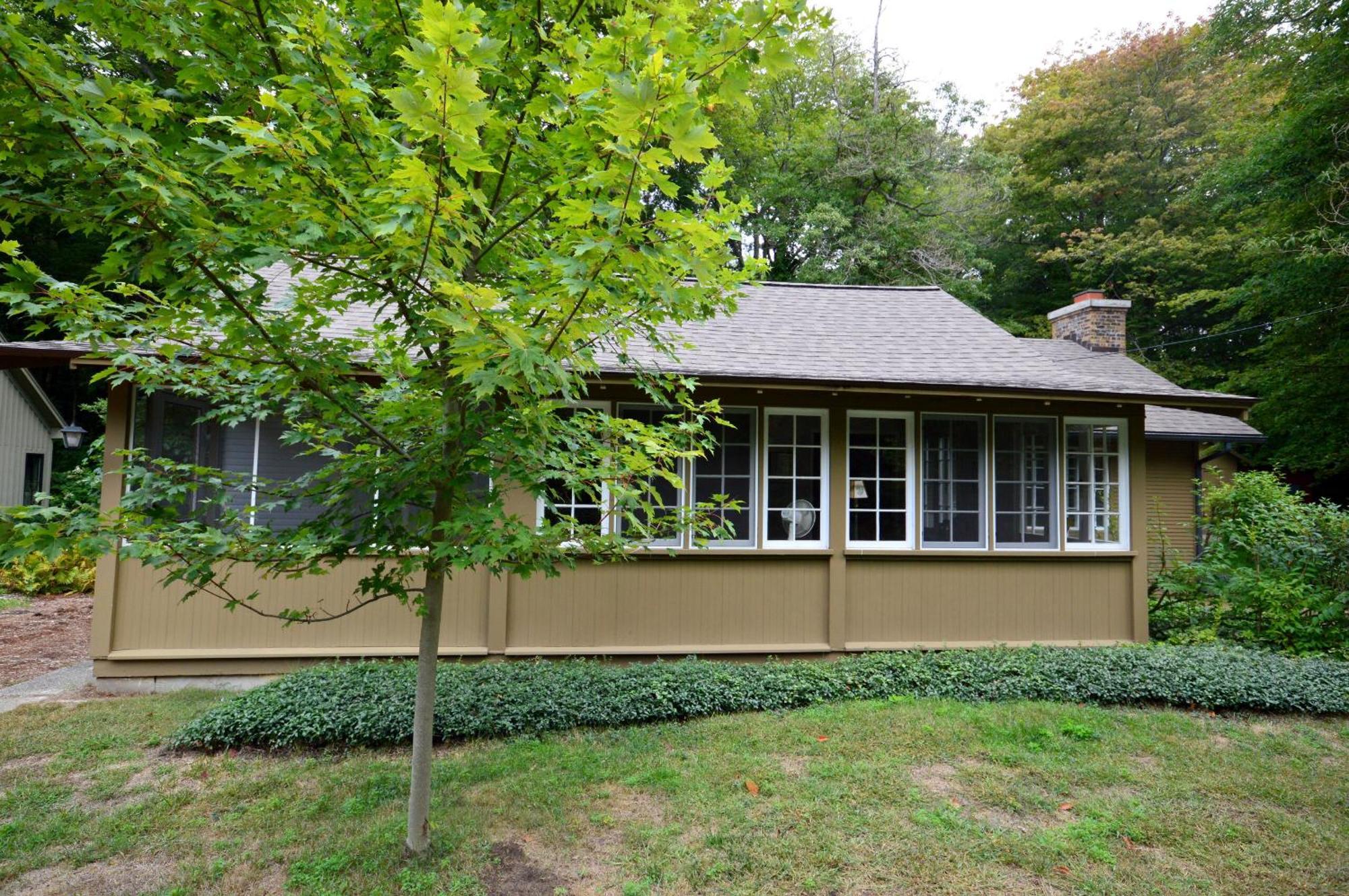 Charming 3 Bedroom - The Brown Cottage Is Located In Holland, Mi Exterior photo