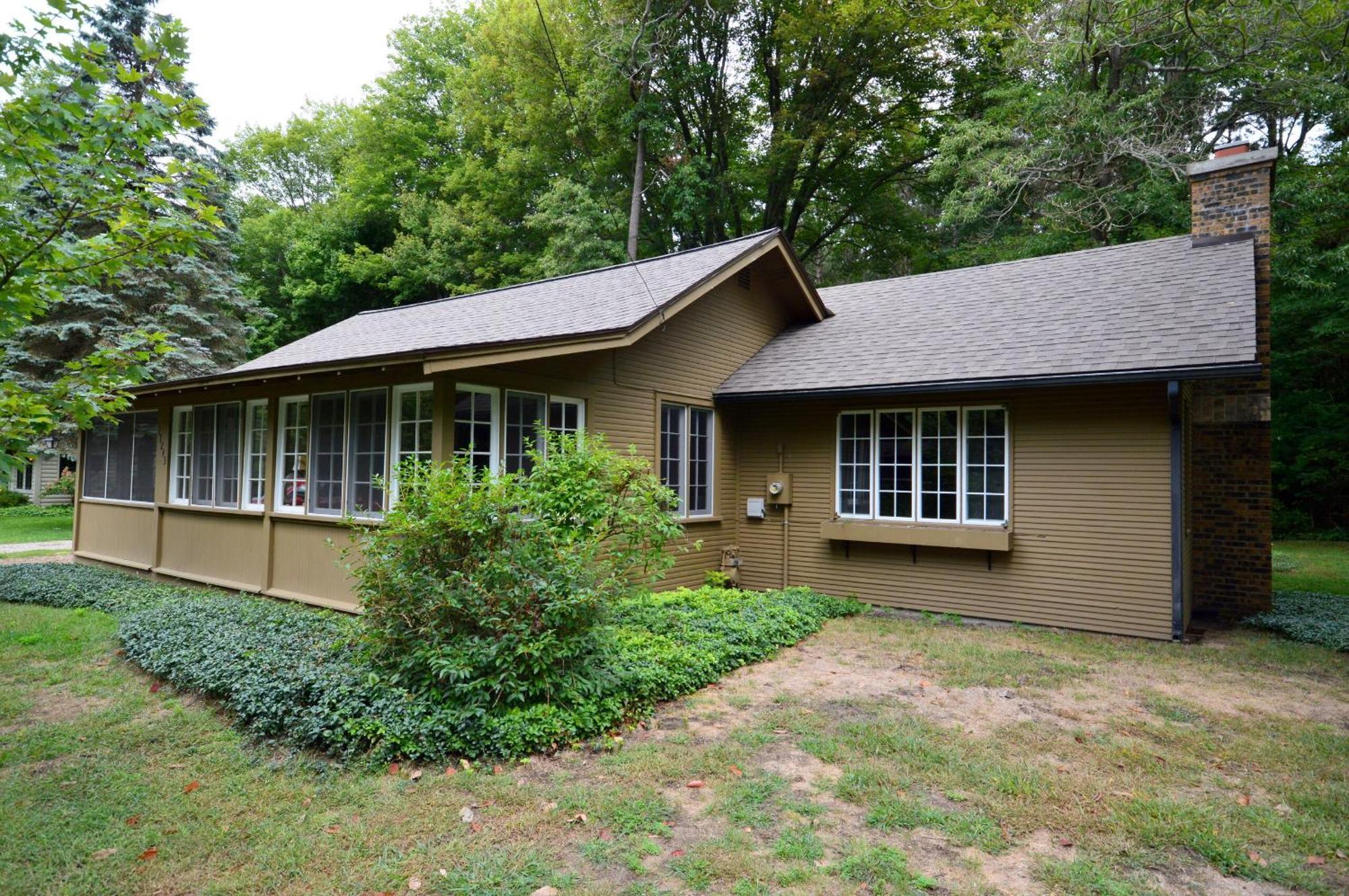 Charming 3 Bedroom - The Brown Cottage Is Located In Holland, Mi Exterior photo